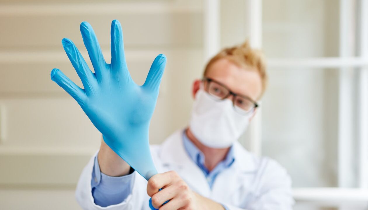 il medico indossa un guanto per il massaggio per prevenire la prostatite